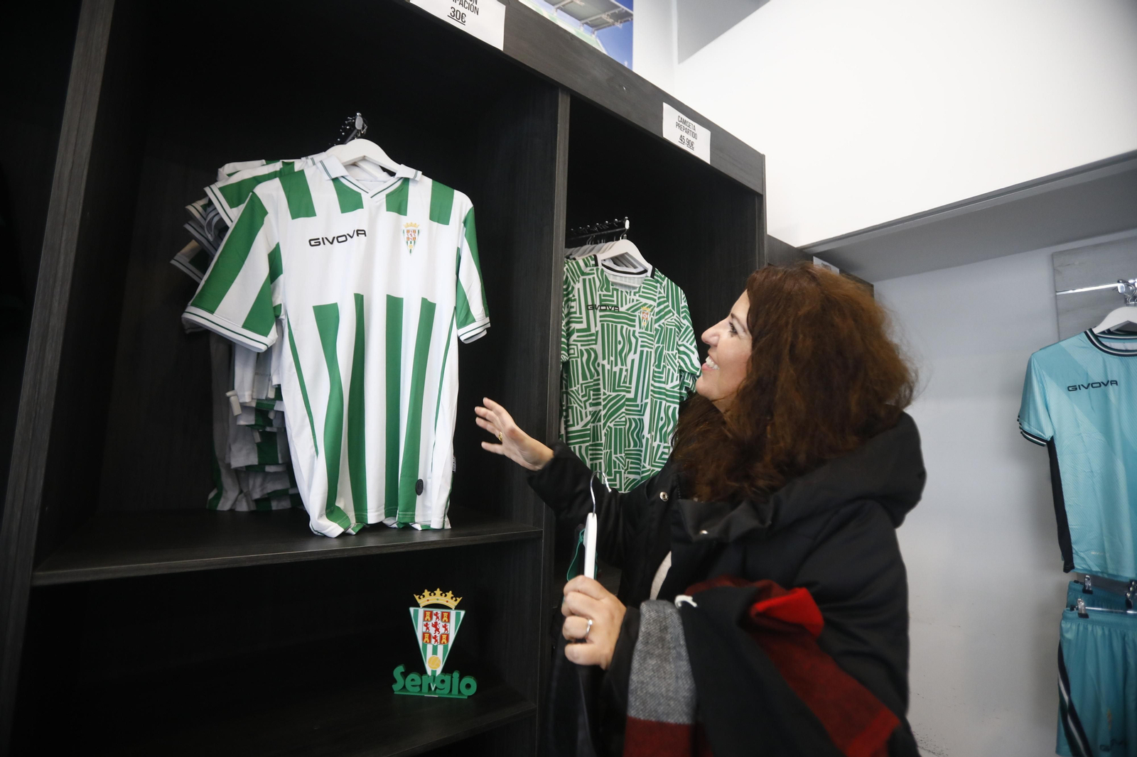 La venta de las equipaciones del Córdoba CF de esta temporada, en imágenes