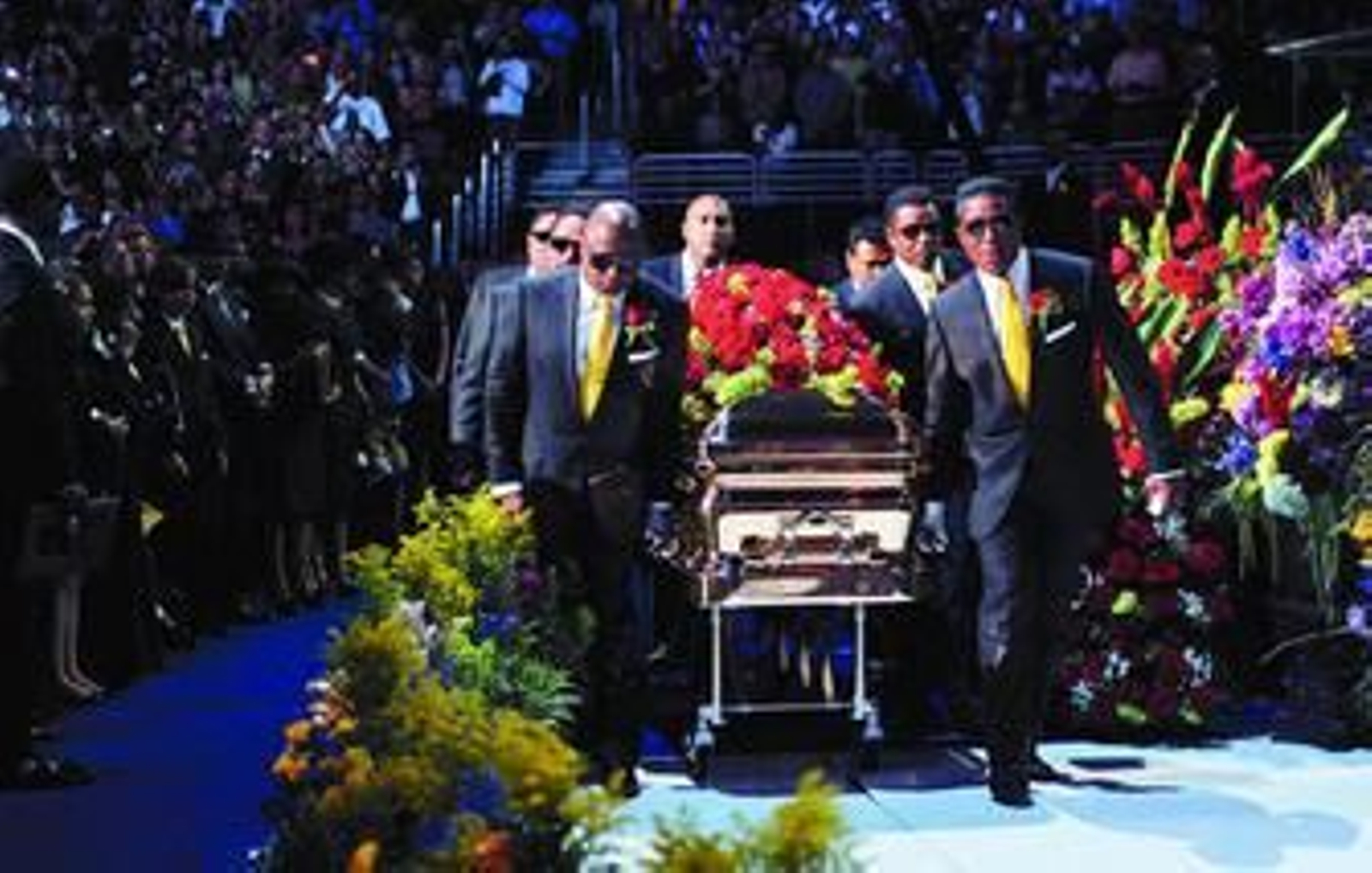 El ataúd con los restos de Jackson, a su entrada en el pabellón. El ataúd con los restos de Jackson, a su entrada en el pabellón.