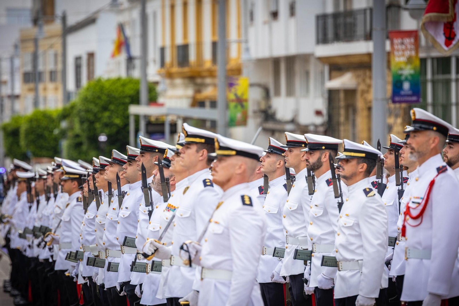 Solemne izado de la bandera en el centro de San Fernando, en imágenes