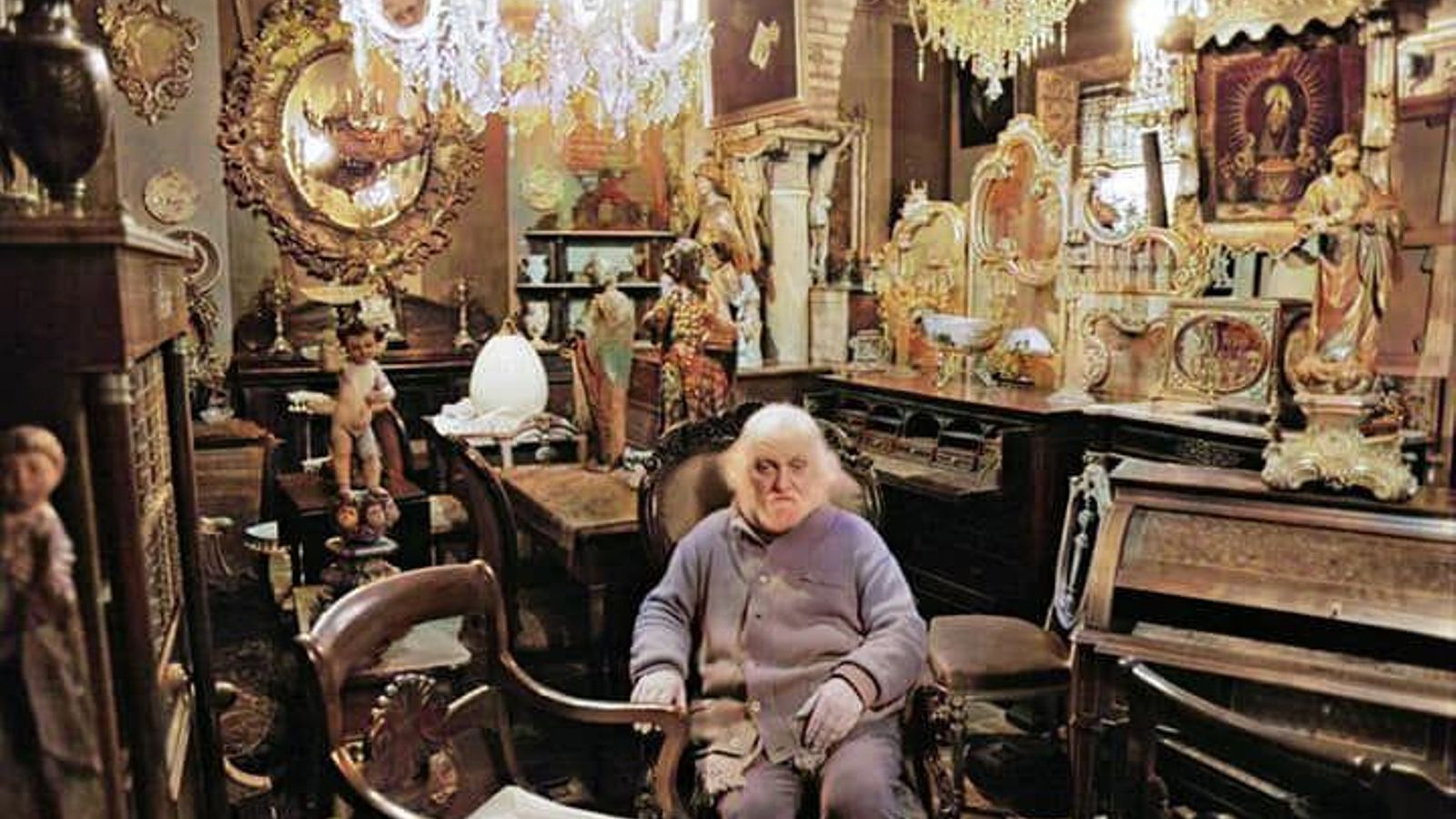 Andrés Moro, en su tienda del centro de Sevilla.