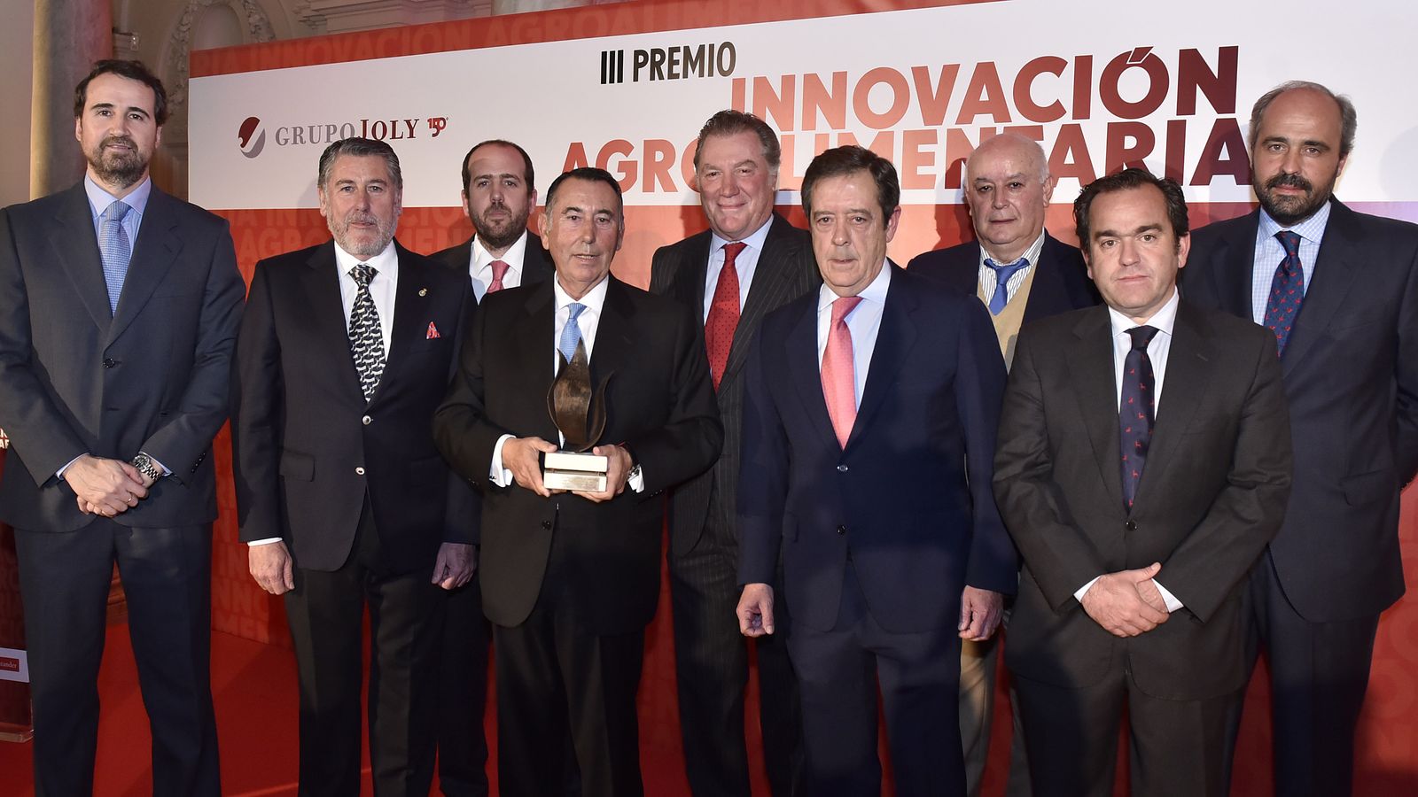 Foto de familia con Antonio Gallego con el premio a Ybarra