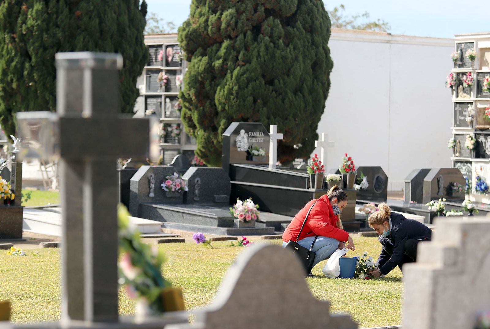 Imágenes de los preparativos en el cementerio de Huelva con motivo de la festividad de Todos los Santos