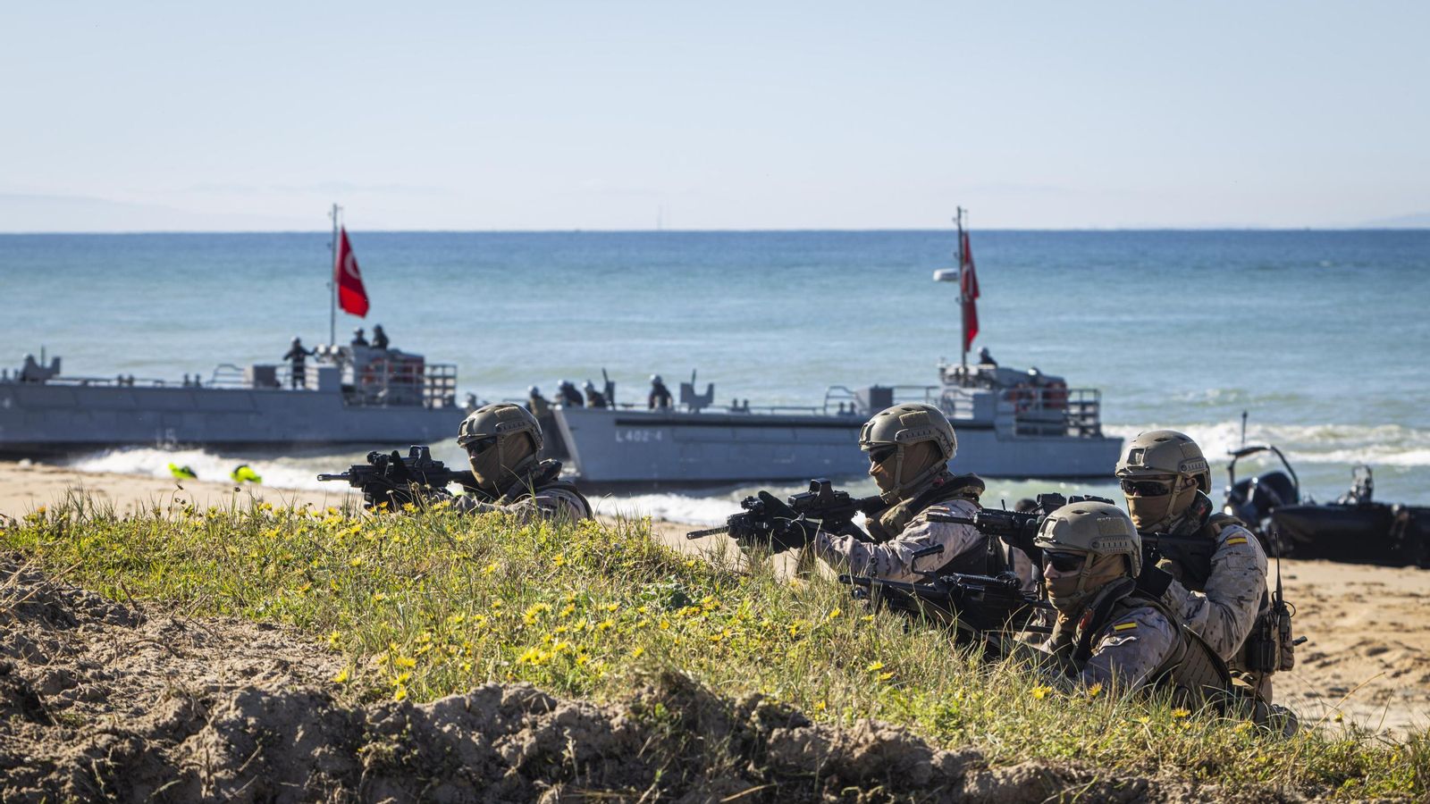 Las imágenes del gran desembarco de la OTAN en Barbate: aviones 'Harrier', helicópteros, lanchas e infantes de Marina asaltan la playa del Retín