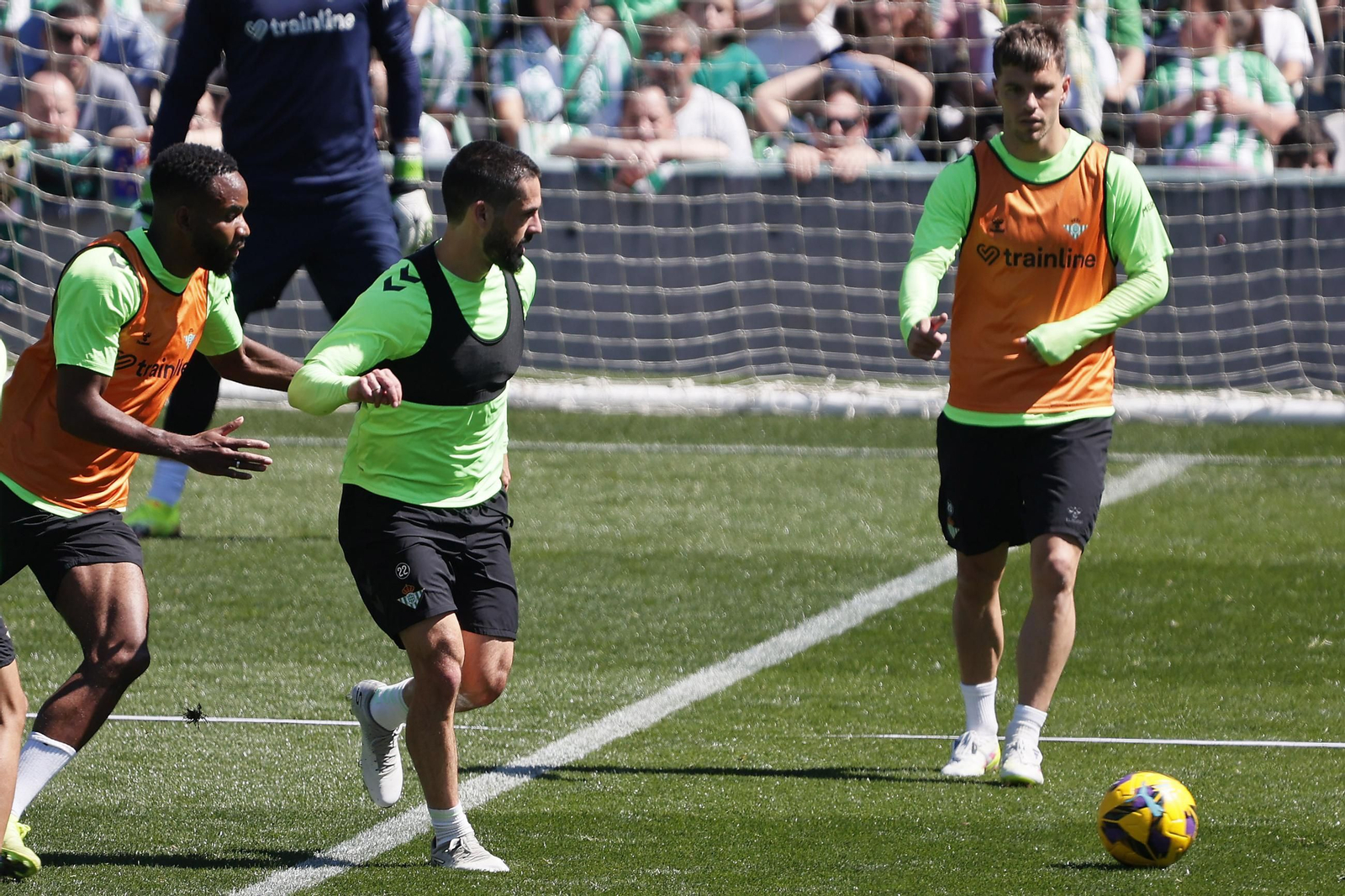Las imágenes del gran ambiente en el entrenamiento del Betis