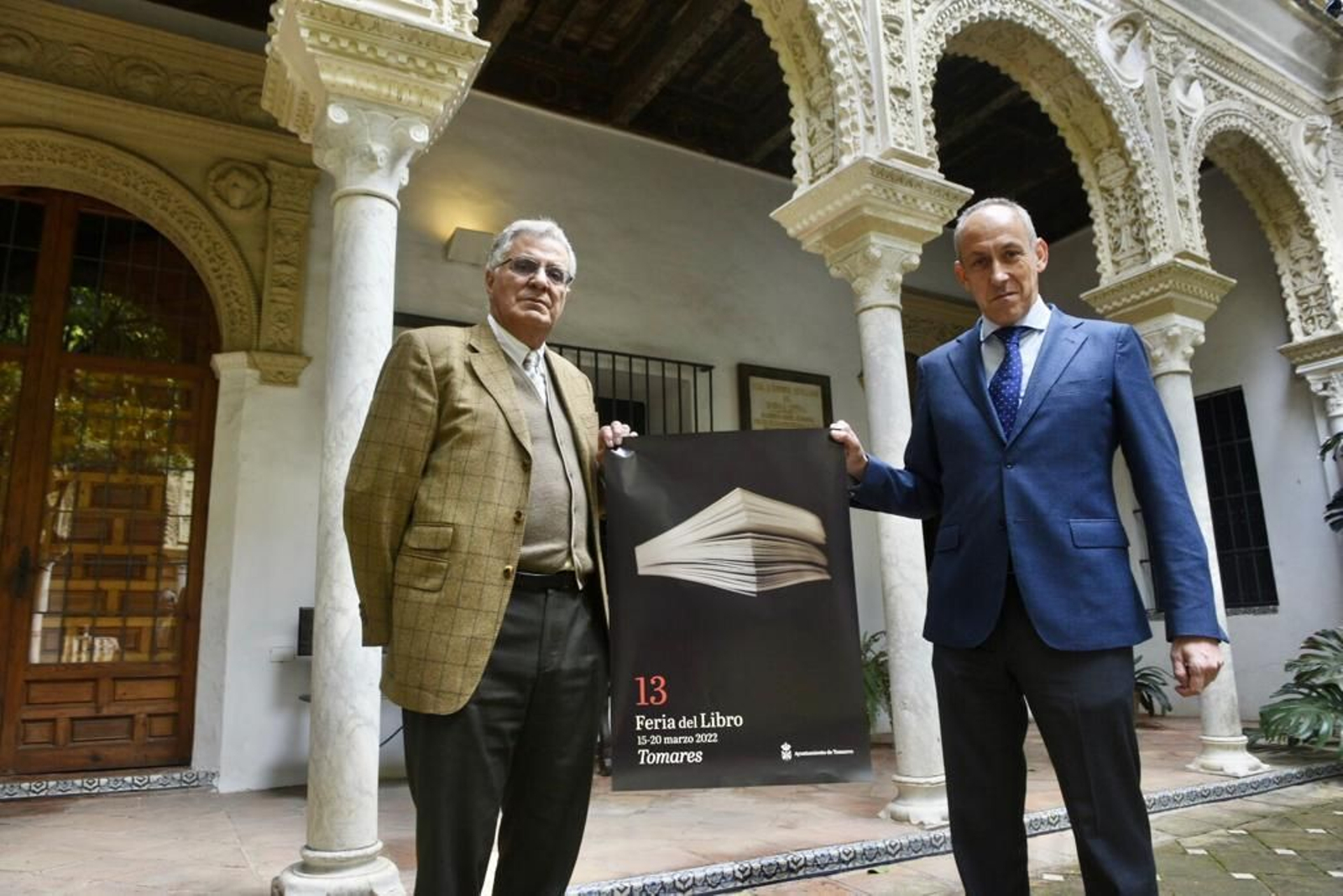 El vicedirector de la Real Academia de Buenas Letras, Antonio Narbona, y el alcalde de Tomares, José María Soriano.