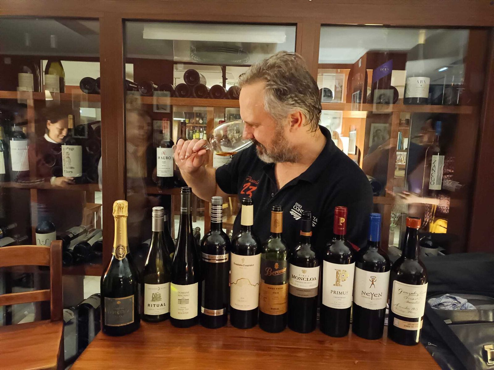 El sumiller Juan Manuel Terceño, ante las diez botellas de la cata de González Byass.