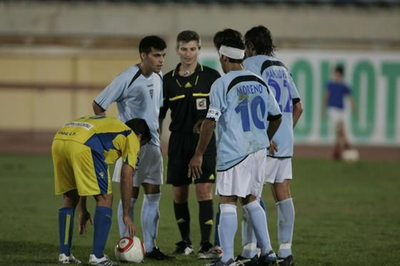 El Cádiz se dispone a lanzar una falta. 

Foto: Javier Alonso