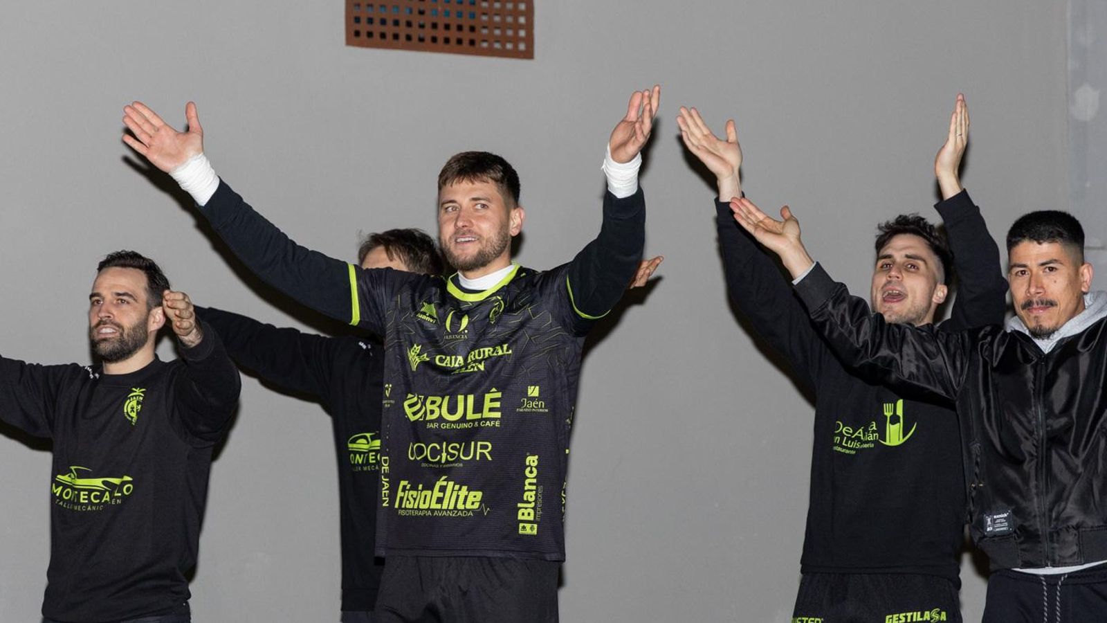 En imágenes: la Marea Amarilla alienta al Jaén Paraíso Interior FS antes de poner rumbo a la Copa de España