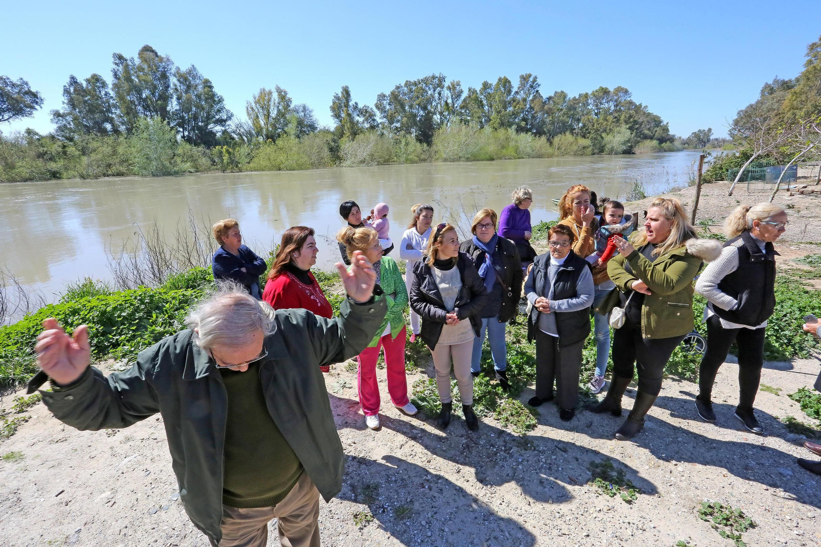 Vecinos de La Corta, ayer, concentrados en la ribera del río Guadalete como protesta.