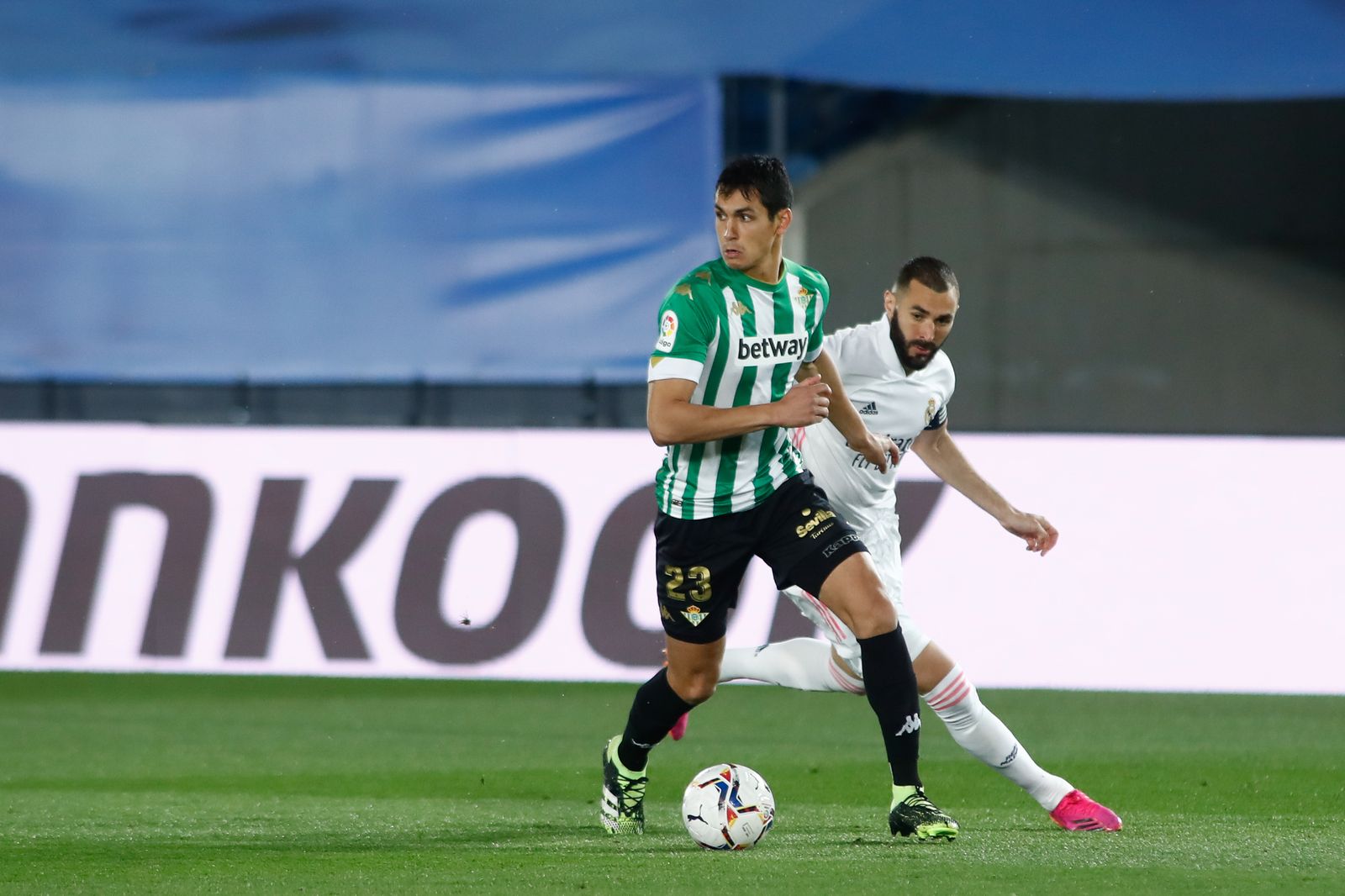 Mandi elude con tranquilidad la presión de Benzema.