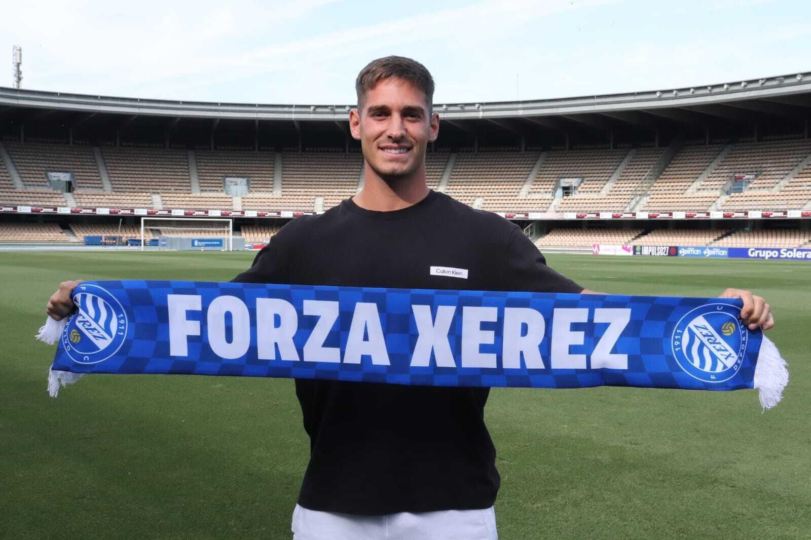 Álvaro Martínez, feliz tras renovar en el Xerez DFC.