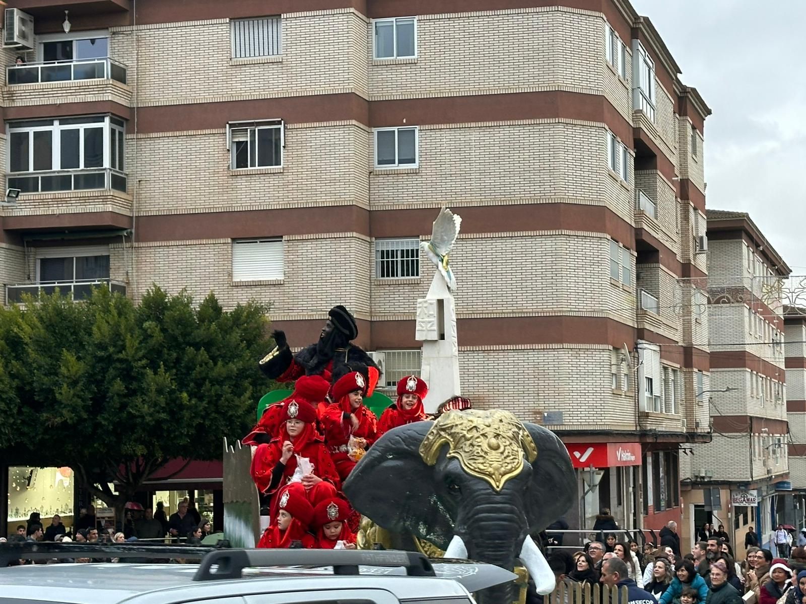 De la Residencia de Mayores a las calles: imágenes del paso de los Reyes Magos por Huércal-Overa