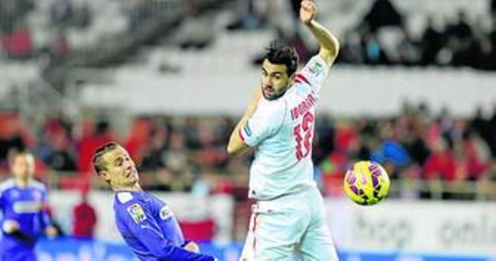 Iborra, ayer convertido en casi un delantero, intenta cabecear ante Abraham.