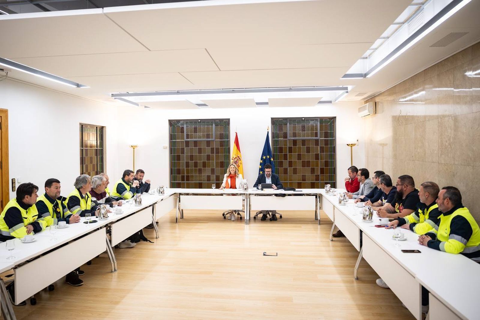 Las fotos de los trabajadores de Acerinox con la ministra de Trabajo, Yolanda Díaz