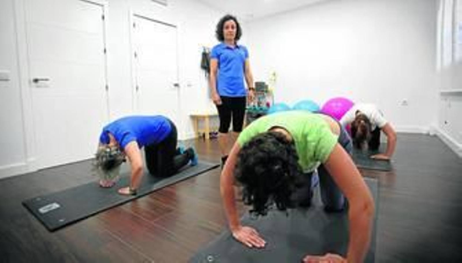 Silvia Sánchez Eliso con algunas de sus pacientes en la clínica de la calle Acacias.