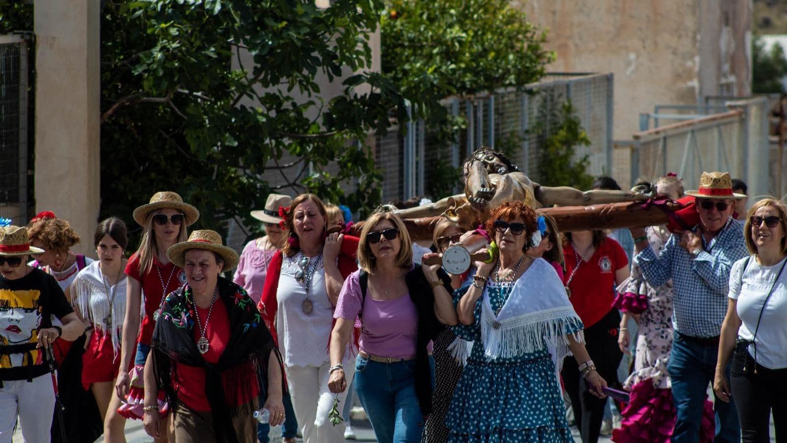 Olulenses portan al Cristo de la Buena Muerte en la romería.
