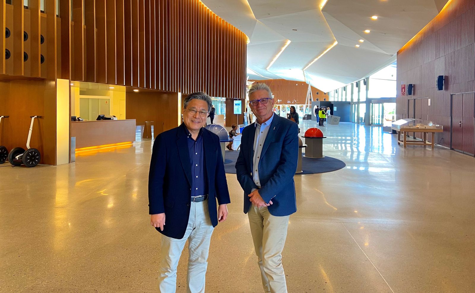 El profesor, Min Huh, con el director del Parque de las Ciencias de Granada, Luis Alcalá