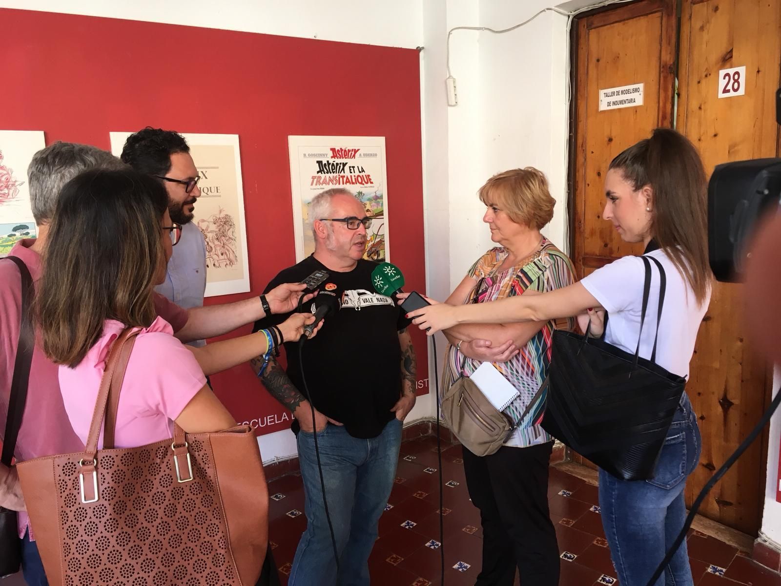 Antonio García 'Che' explicando el contenido de esta interesante y curiosa muestra.