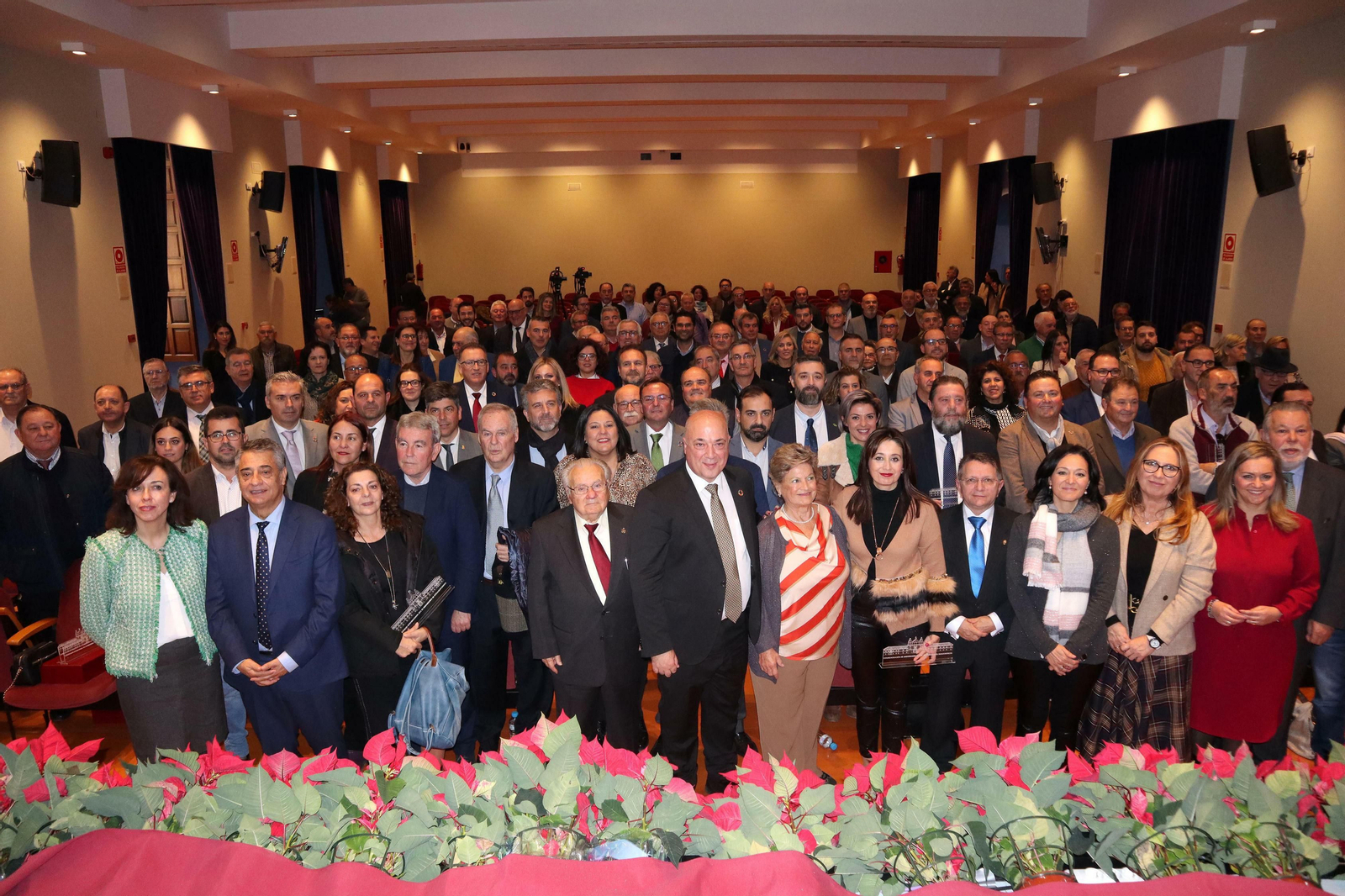 Foto de familia de los asistentes a la gala, con Antonio Ruiz en el centro, en el salón de actos del palacio de la Merced.