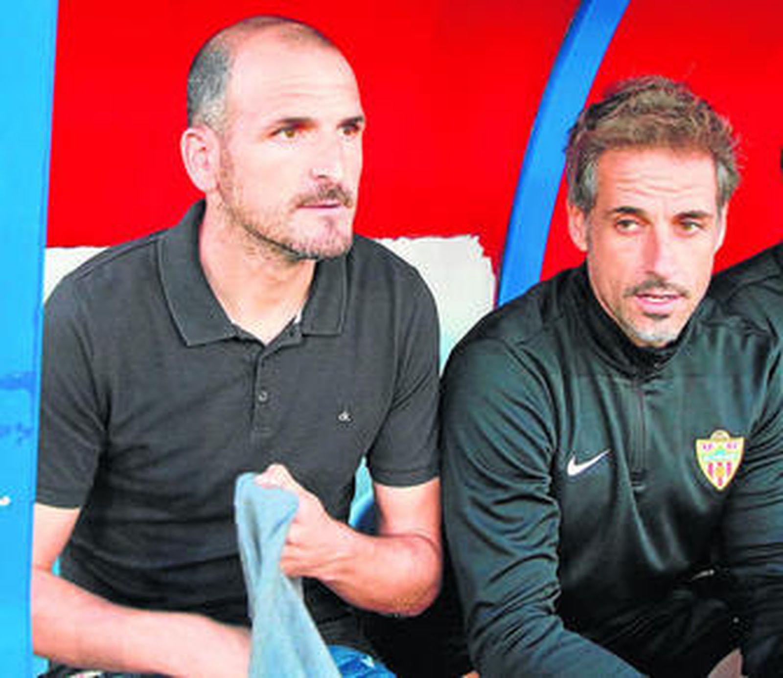 Fernando Soriano, en el banquillo junto al preparador físico Roberto Cabellud.