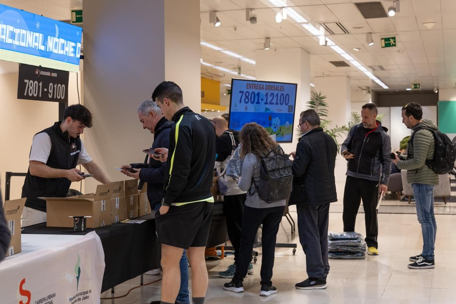 En imágenes: buen ritmo en el inicio de la recogida de dorsales para la Carrera de San Antón