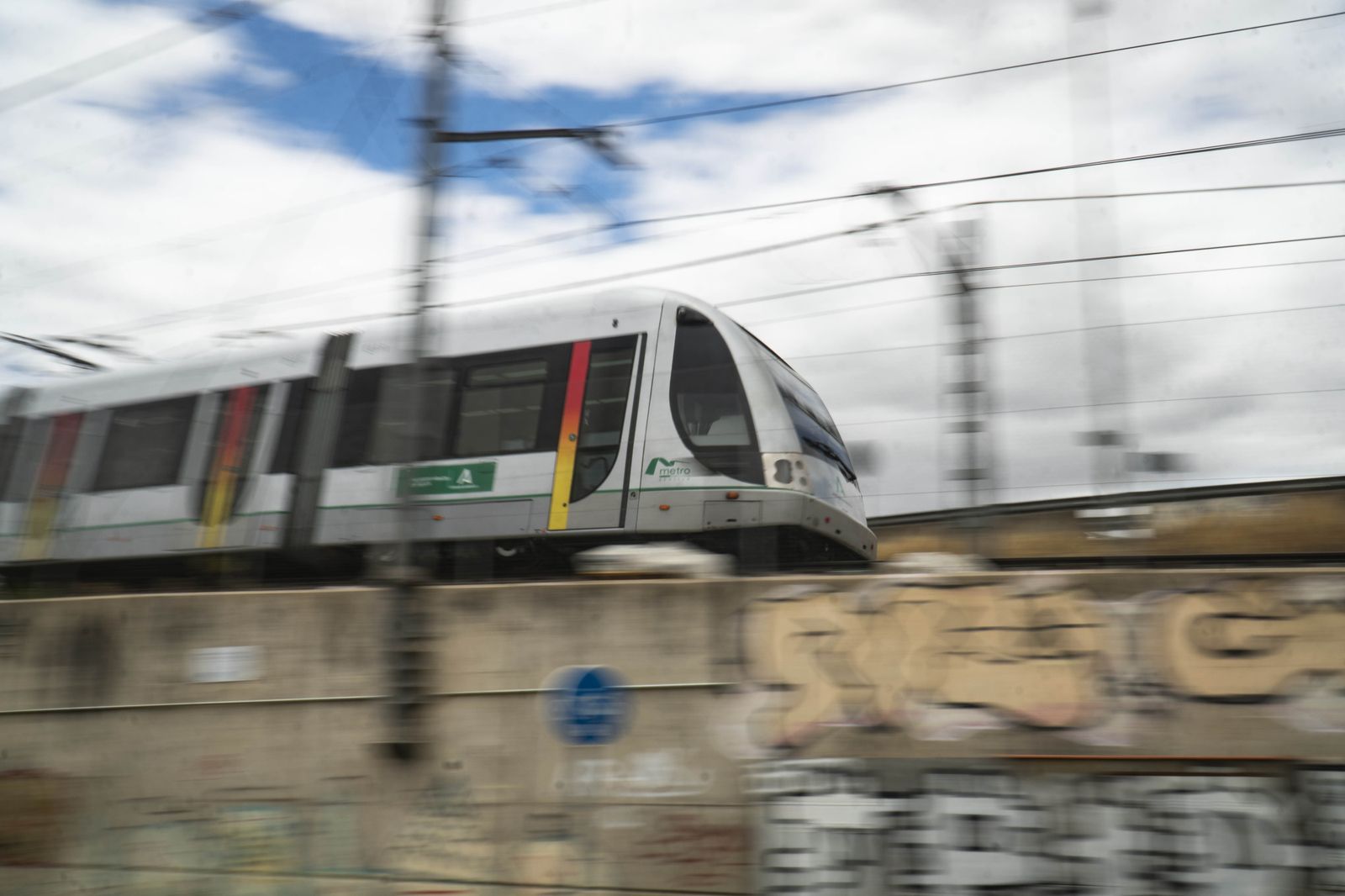 Un tren del Metro de Sevilla, en superficie.