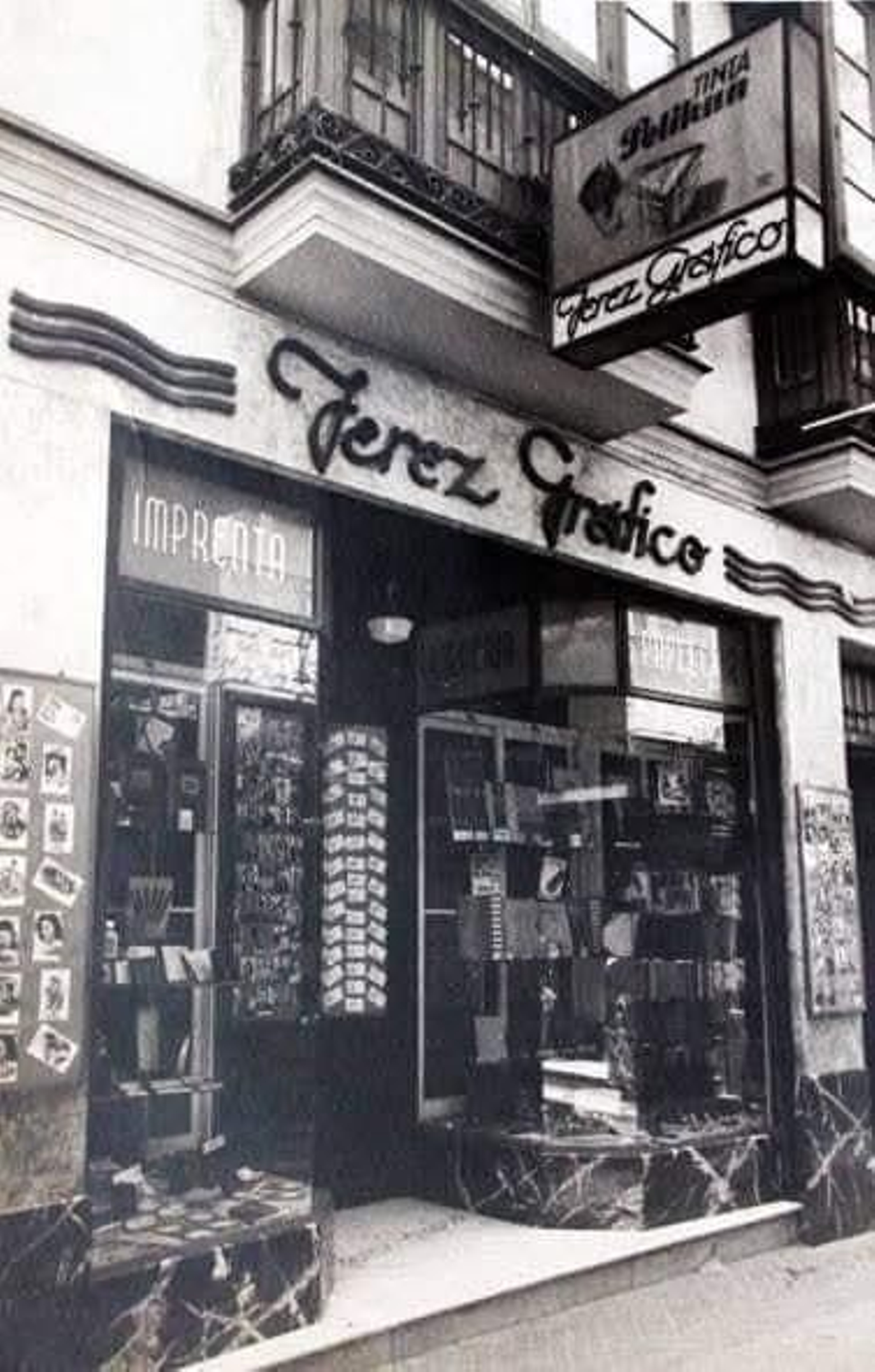 Fachada de la papelería Jerez Gráfico, en calle Algarve. Fachada de la papelería Jerez Gráfico, en calle Algarve.