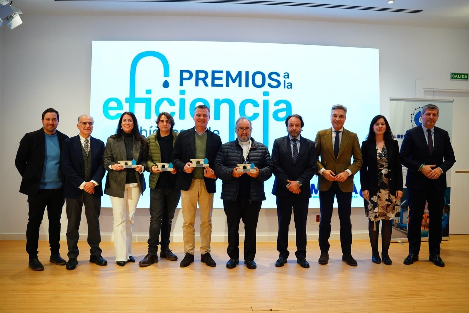 Los galardonados, tras recibir su premio en la sede de Emacsa.