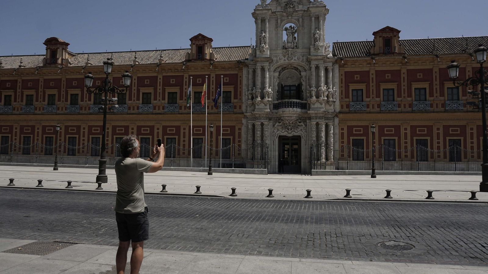 Un hombre frente al Palacio de San Telmo.