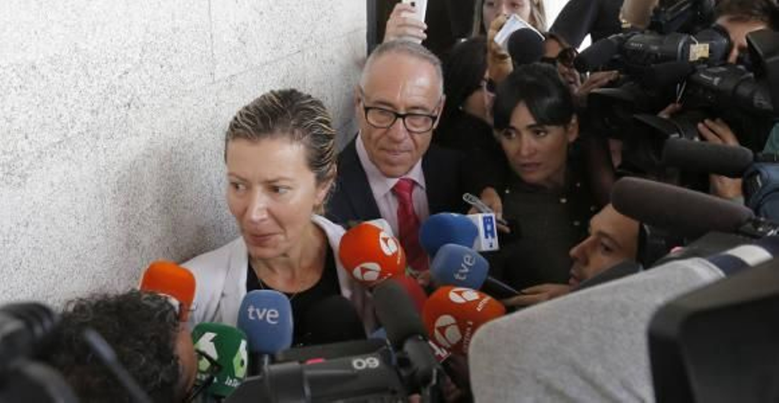 La madre de Diana Quer, satisfecha tras declarar en el juzgado: "Confío en abrazar a Valeria y a Diana, a las dos"