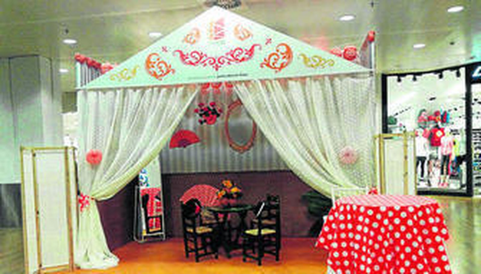 'Set' montado en el centro comercial para la iniciativa solidaria.