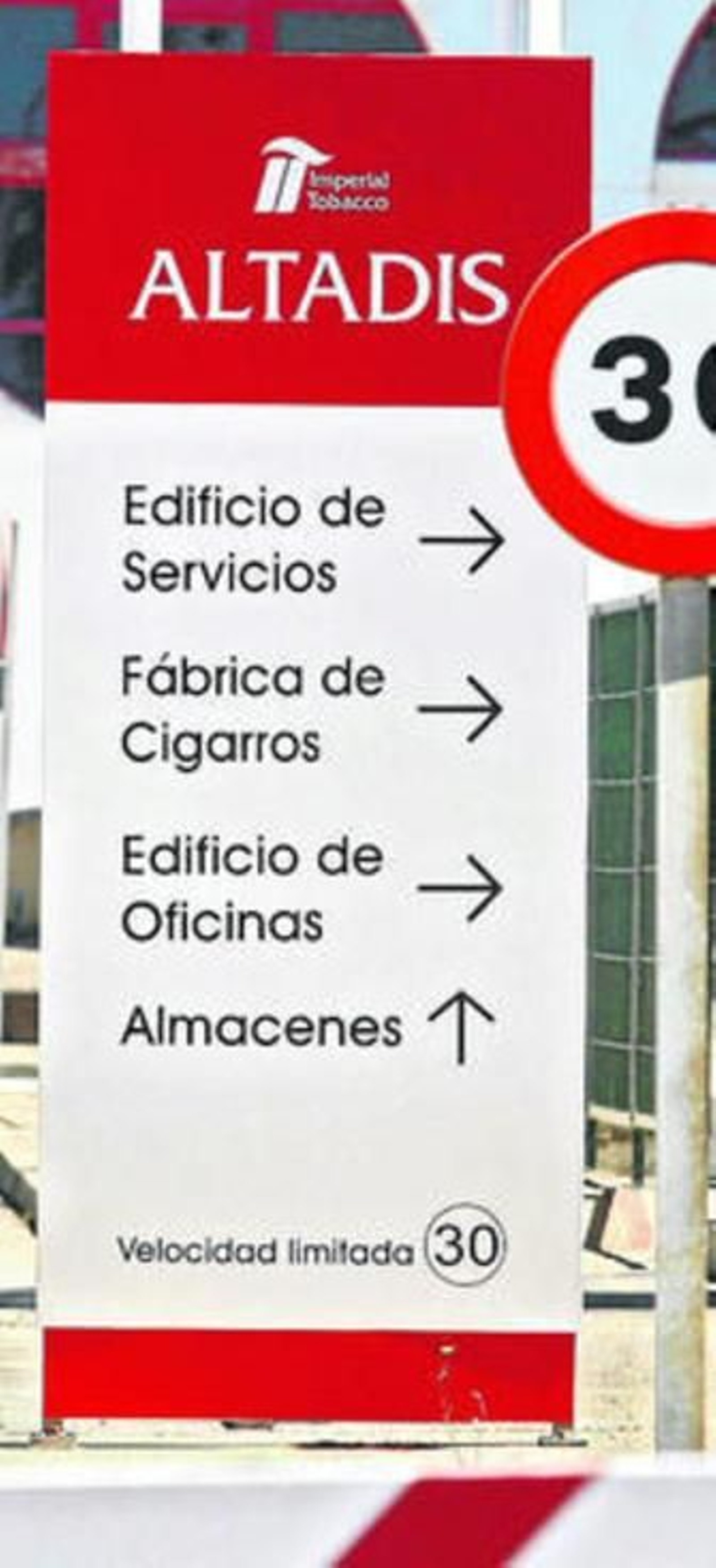 Indicaciones en la entrada de la planta de Altadis en Cádiz.