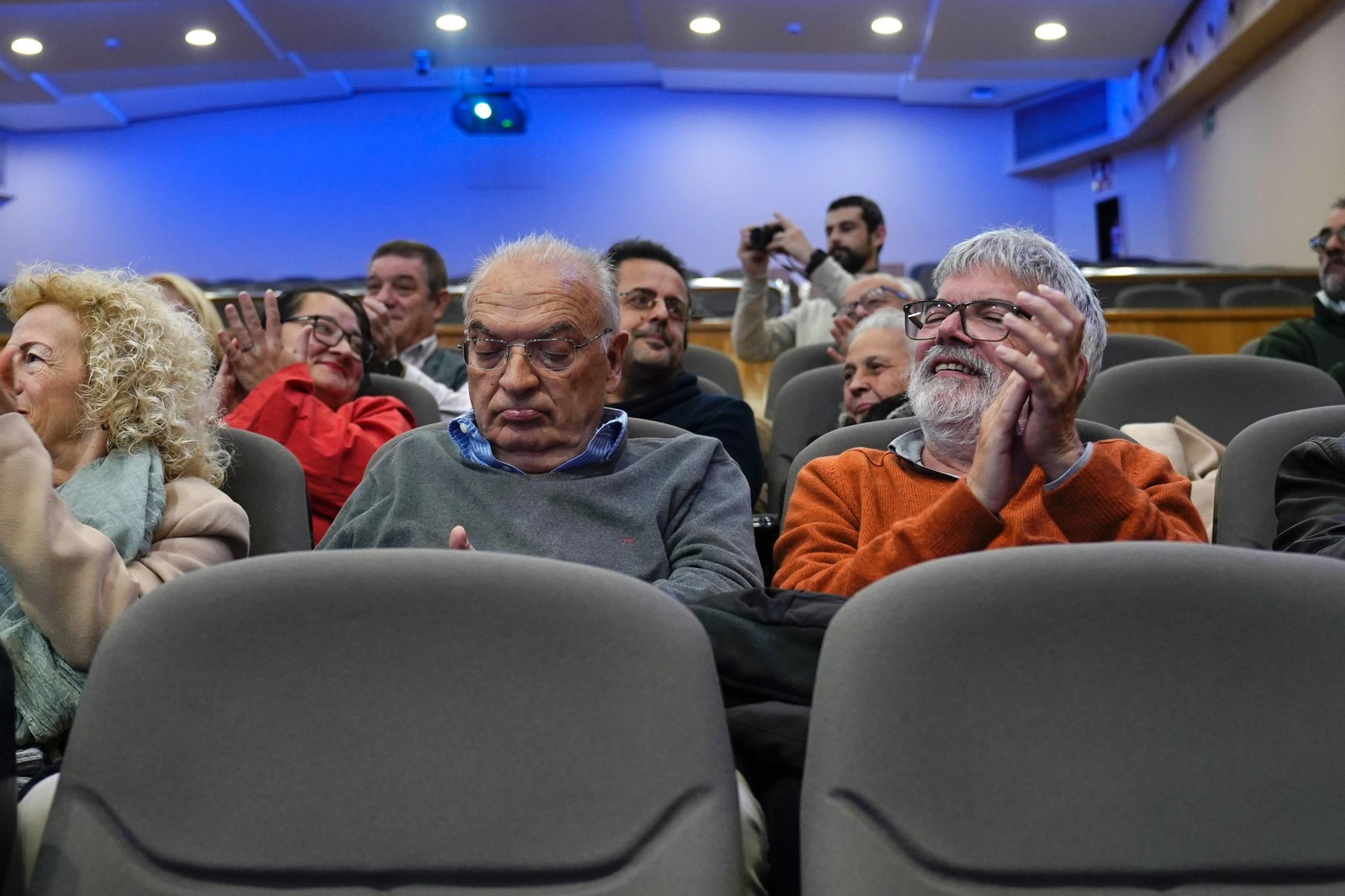 Fotos de la entrega del premio Ateneo José Román de Algeciras 2025 a Juan Moya