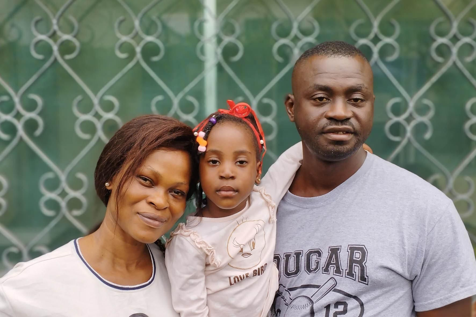 Yinka, de vuelta en Benín con su familia.