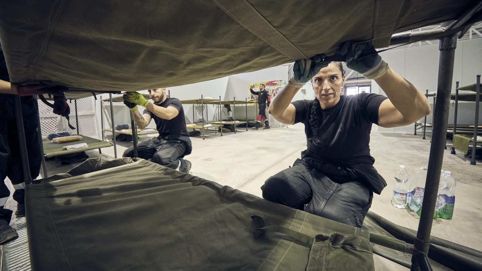 Montaje de albergue en Chipiona para damnificados por parte de la UME