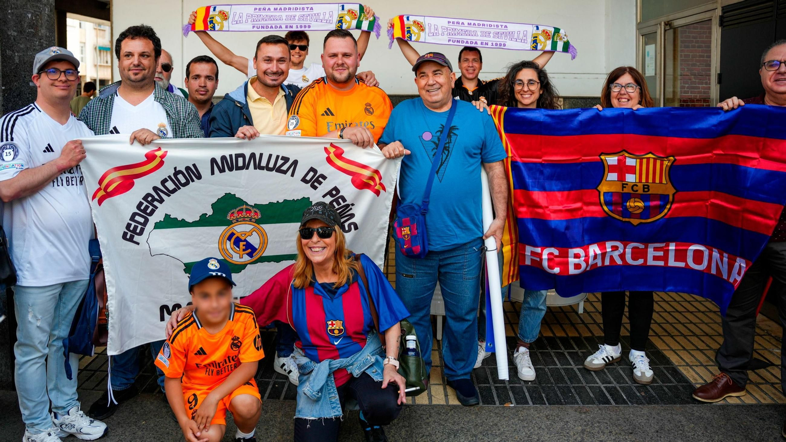 Aficionados del Real Madrid y del Barcelona, este viernes en Sevilla.