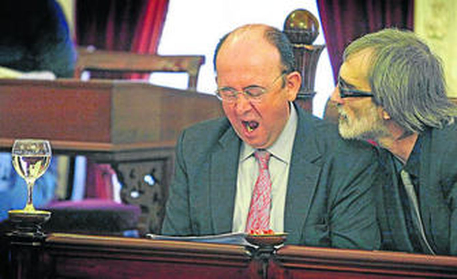 Rafael Román bosteza en el pleno municipal de ayer en presencia de Federico Pérez Peralta.