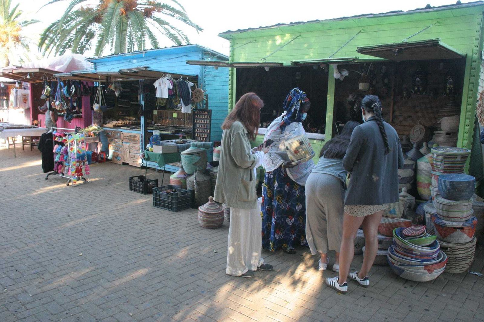 Un mercadillo, el del Parque Calderón. Un buen lugar para llevarse a casa algo de recuerdo.
