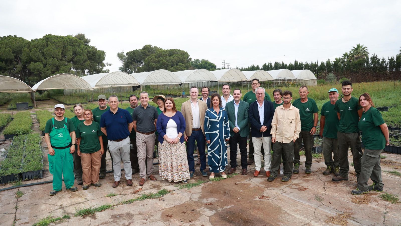 La consejera Catalina García (Sostenibilidad y Medio Ambiente de la Junta) con la plantilla del vivero de San Jerónimo