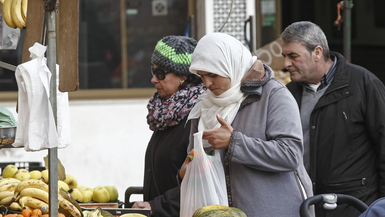 Mujer musulmana compra en el mercado Ingeniero Torroja.