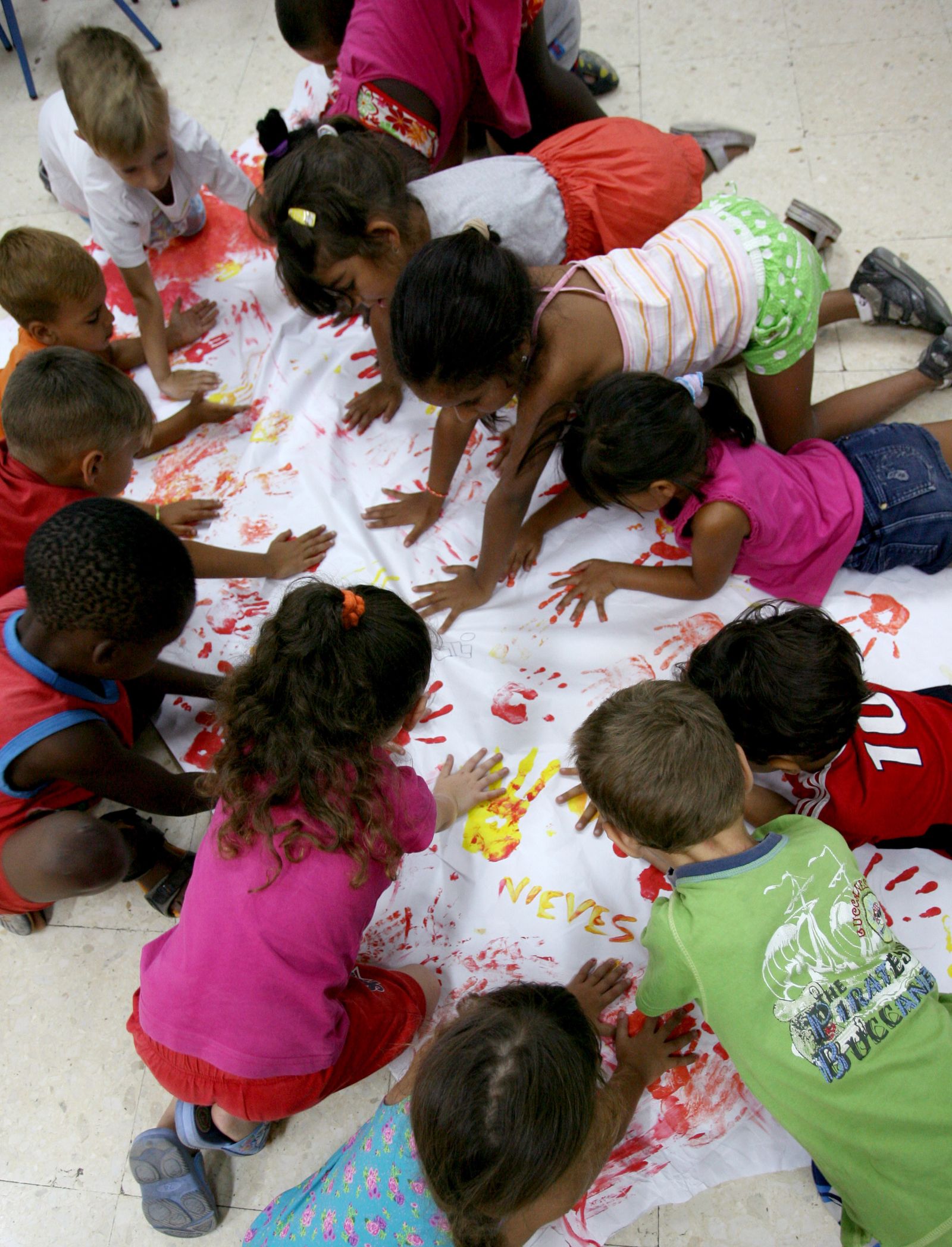 Un grupo de escolares del Manuel Altolaguirre en un campamento de verano.