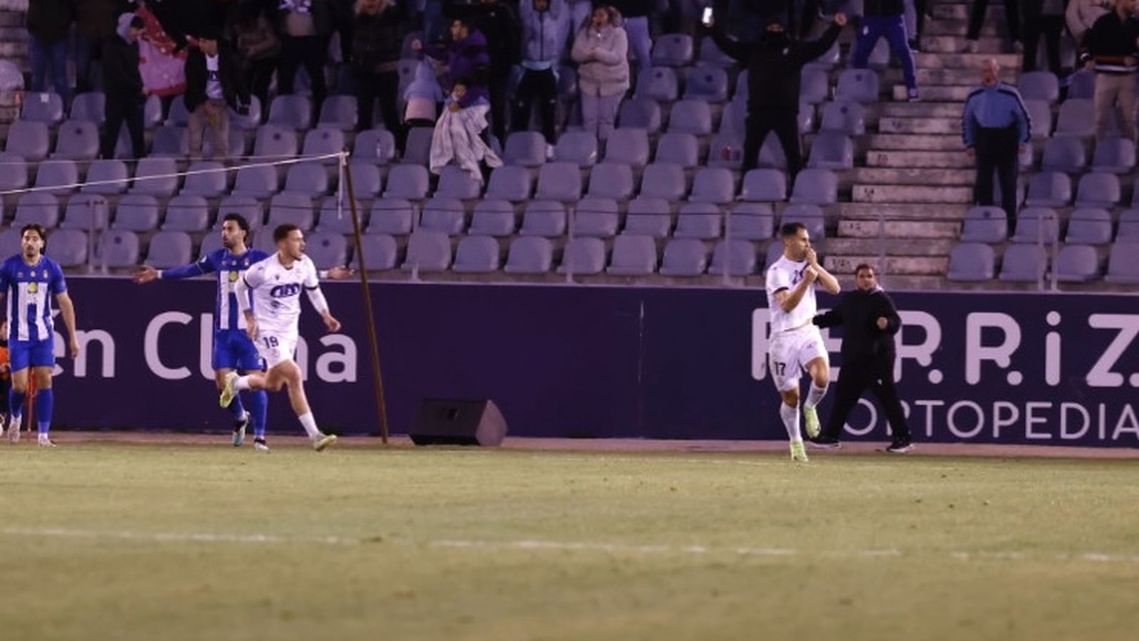 Javi Moyano celebra el tanto del empate a uno.