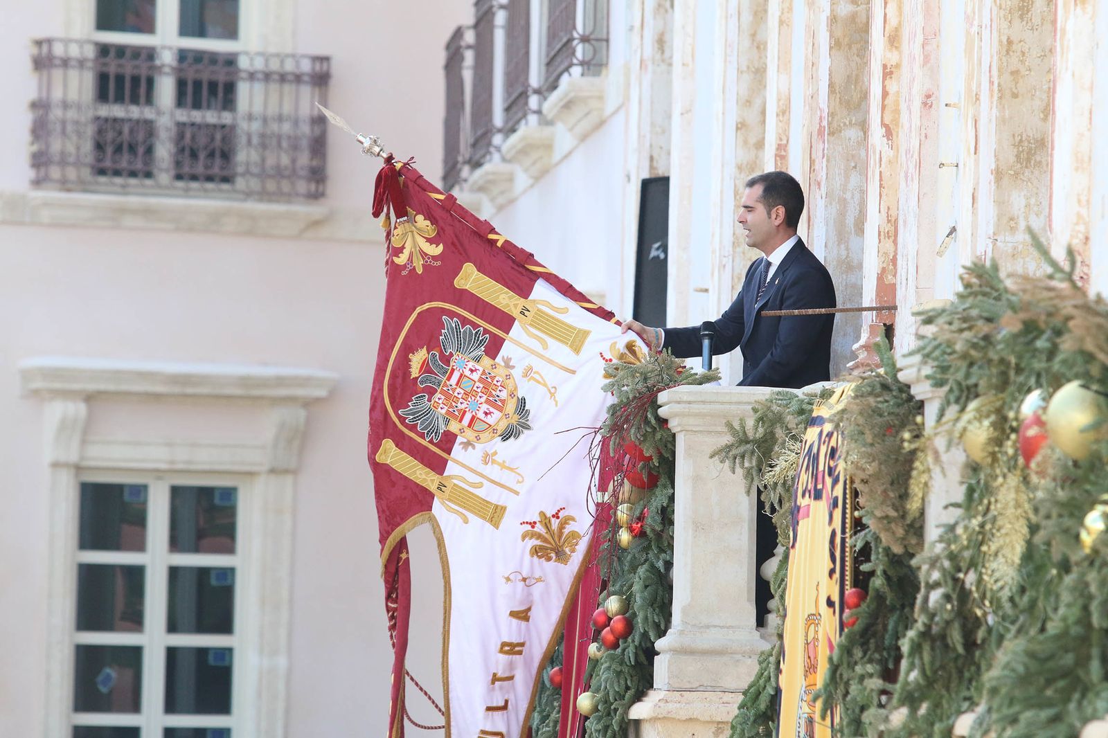 El Pendón regresa 14 años después al balcón principal de la Casa Consistorial.