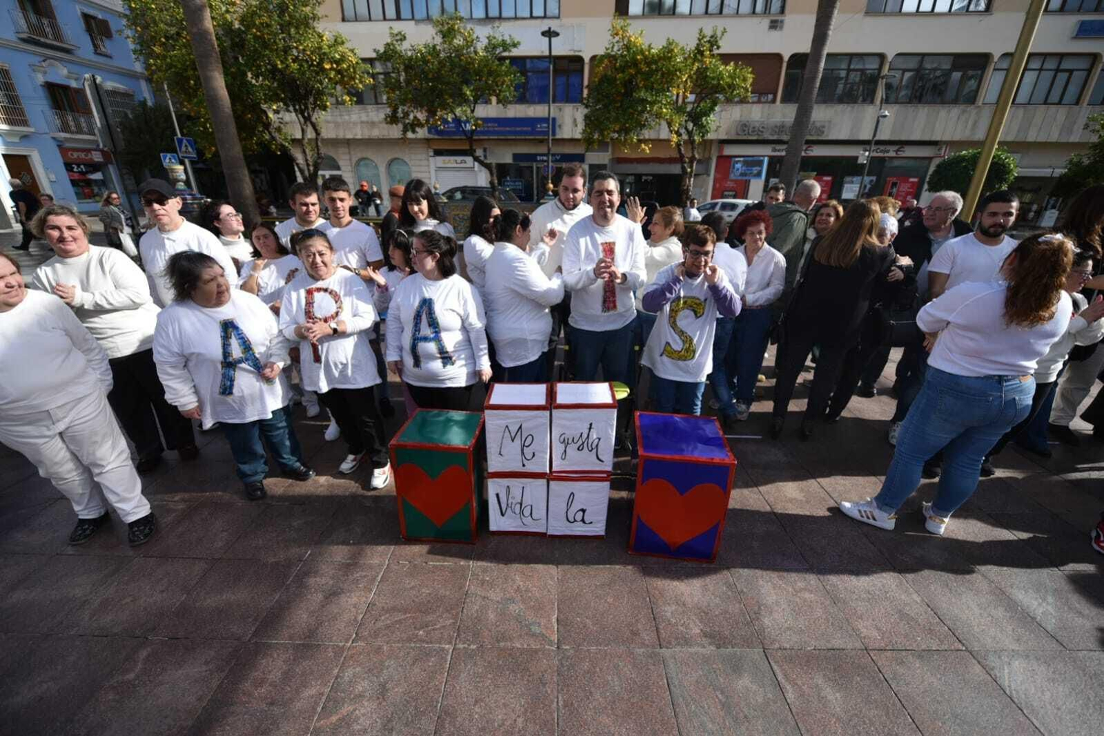 Usuarios de Apadis, junto a sus padres y monitores, este jueves en la Plaza Alta. Usuarios de Apadis, junto a sus padres y monitores, este jueves en la Plaza Alta.