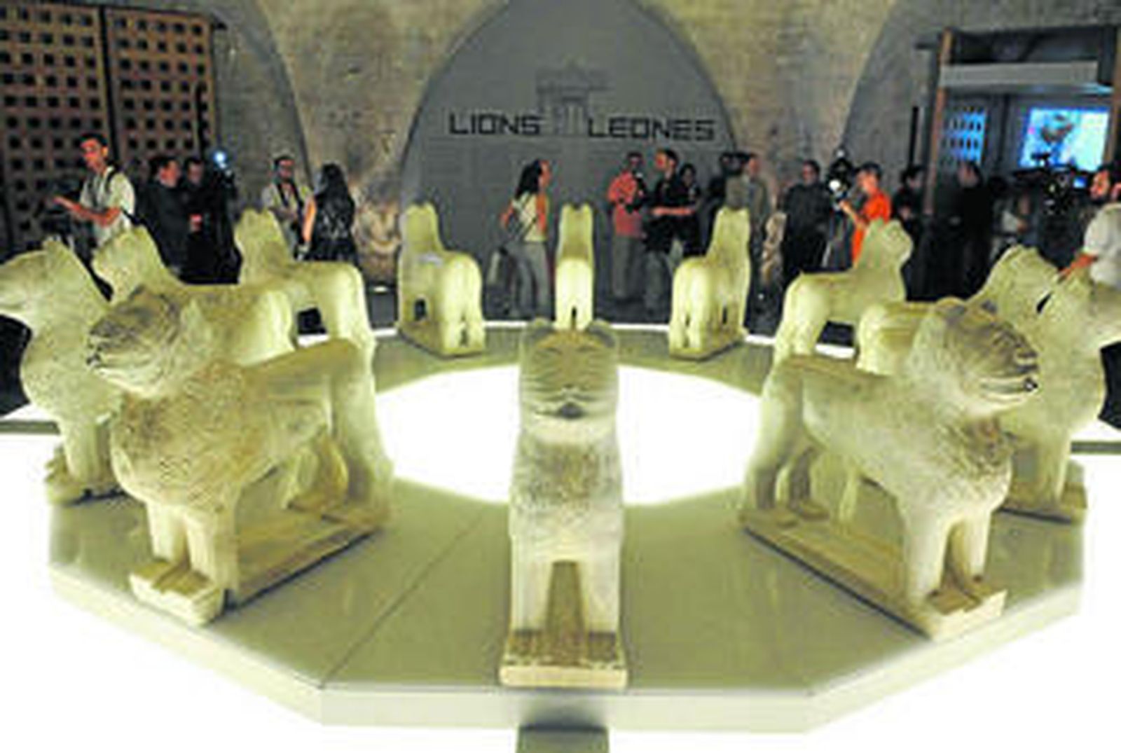 El conjunto de esculturas, tal y como puede contemplarse ahora en la cripta del palacio de Carlos V.