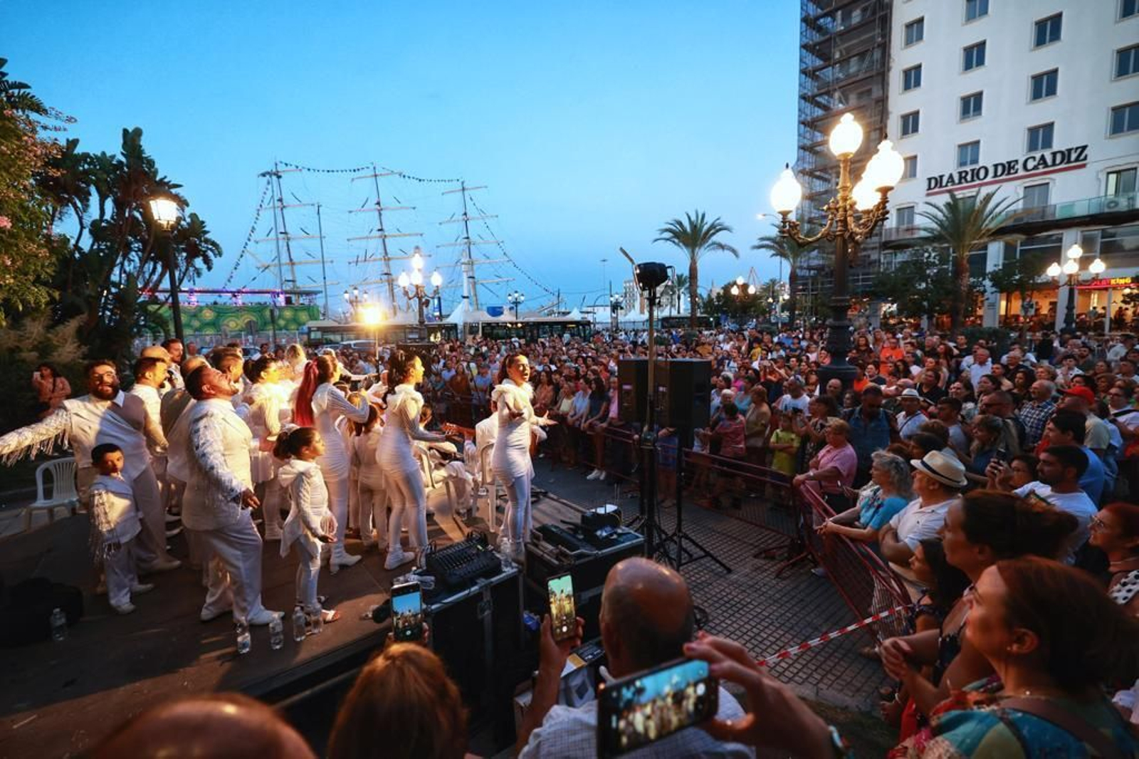 Imágenes del sábado en la Regata de Cádiz: espectáculo de drones y concierto de Álvaro de Luna