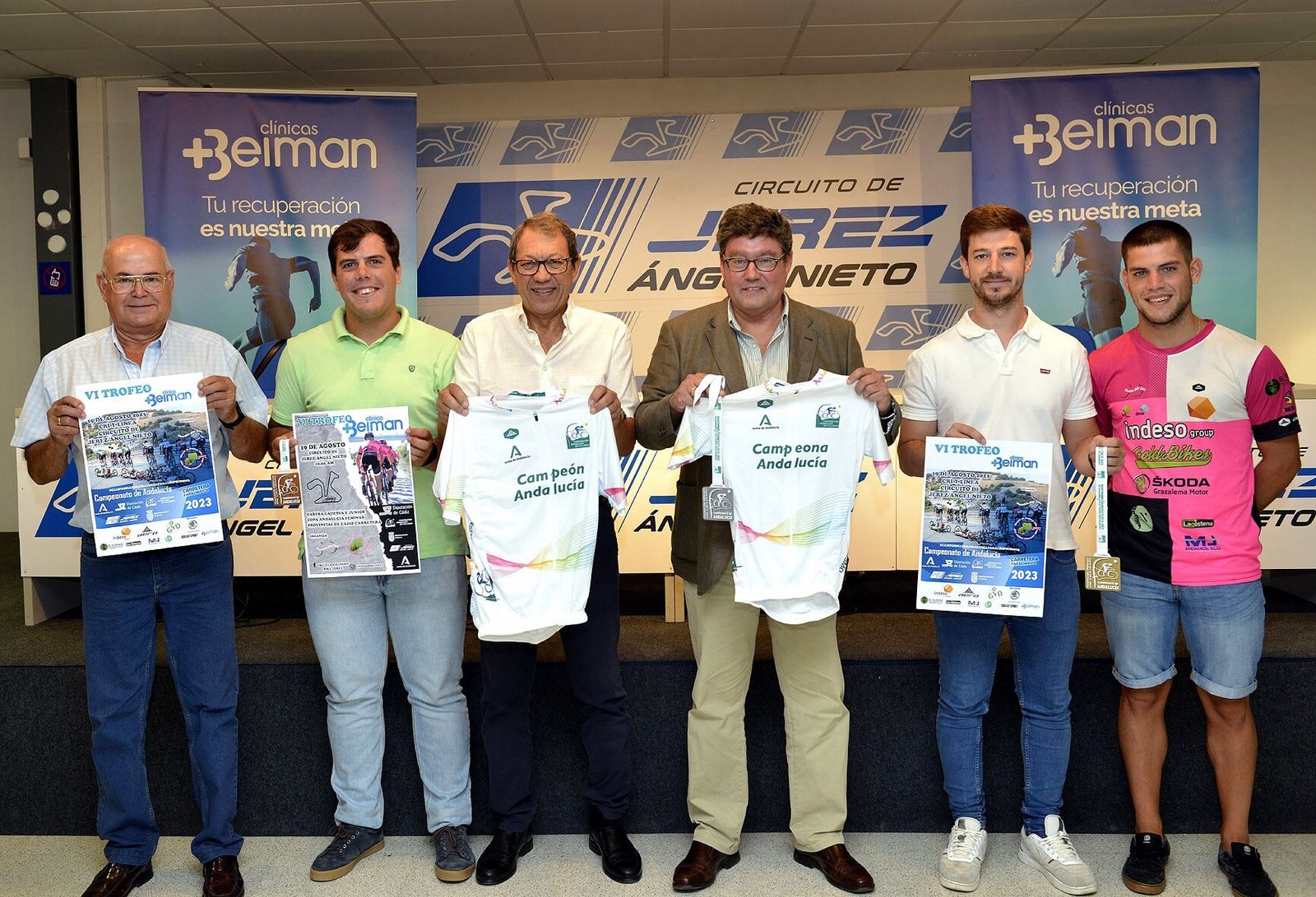 Los asistentes a la presentación del evento, en el Circuito con el cartel de las competiciones.