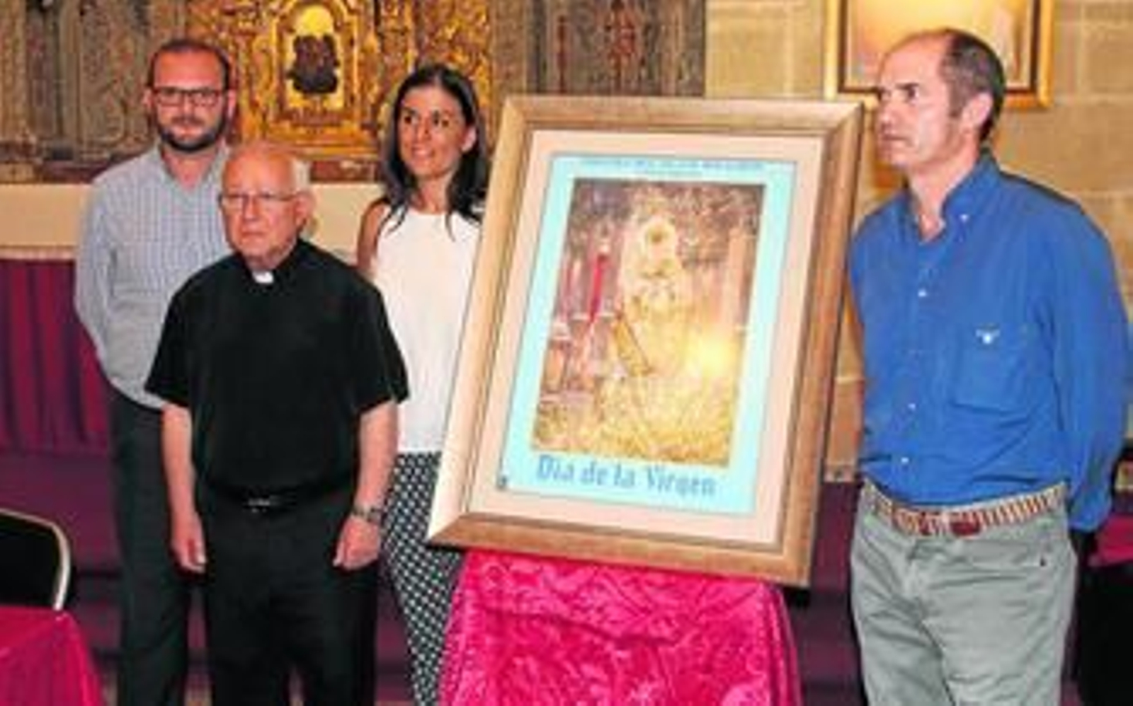 Instantes posteriores al descubrimiento del cartel anunciador, ilustrado con una fotografía de Javier Navarrete.