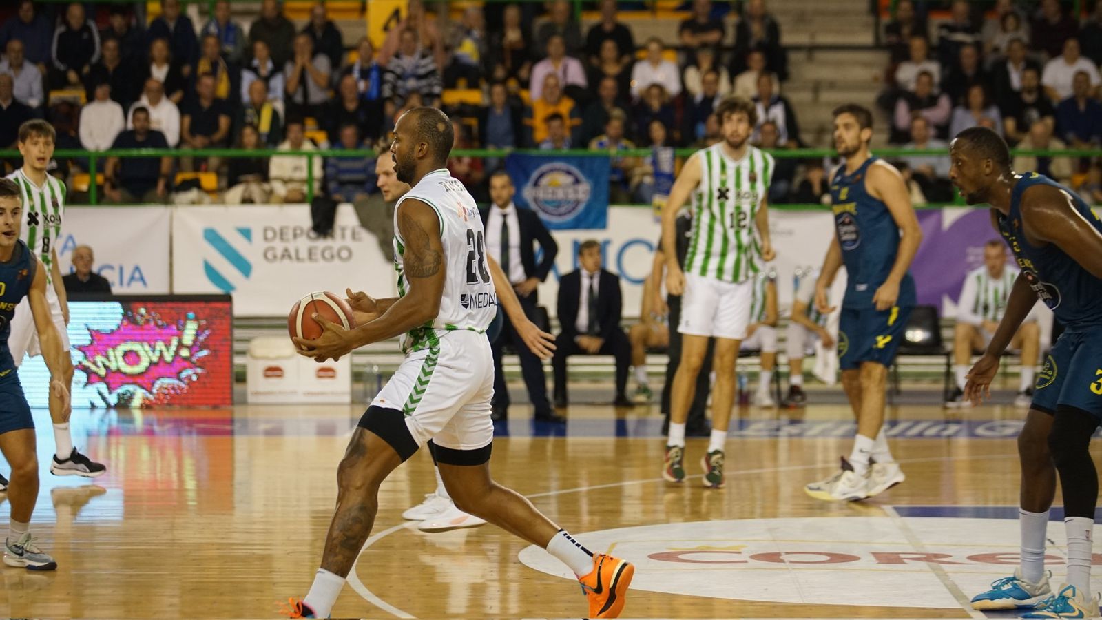 Ismael Romero busca a un compañero a quien entregarle la pelota.