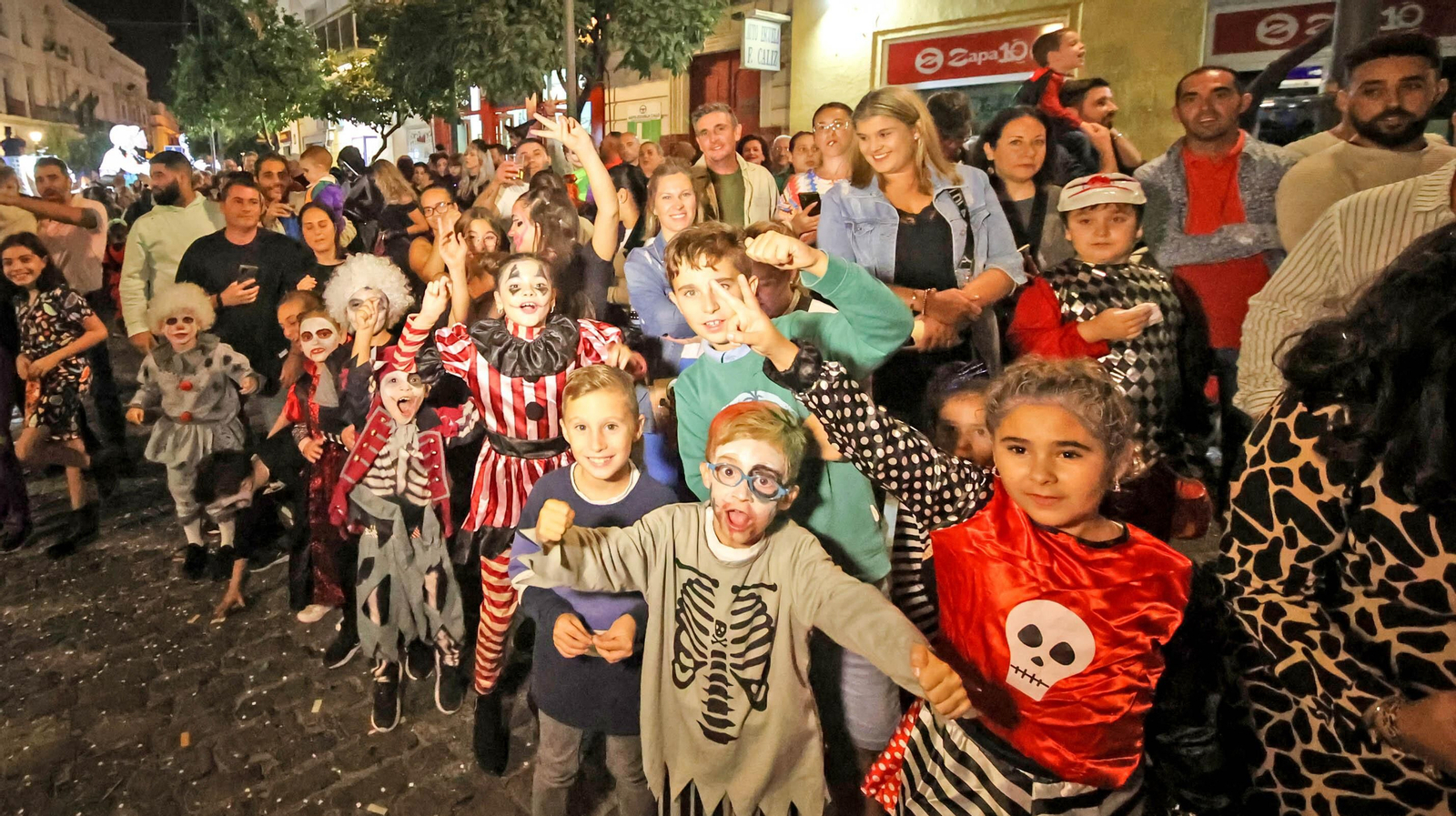 El desfile de Halloween llena las calles de Jerez